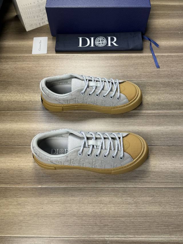 Dior 迪奥 -高端品质 原单 -鞋面：品牌帆布、鞋身刺绣品牌图腾、金属logo鸡眼 -内里：水染牛皮，垫脚; 品牌帆布 -原版：超轻tpr 橡胶；成型大底